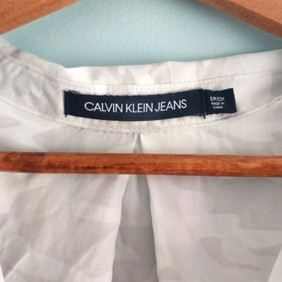 Calvin Klein Jeans Women's Tie Front Button Down Top with Roll Tab Sleev… - Picture 6 of 8